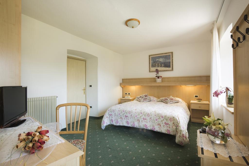 Hotel Garni Excelsior Livinallongo Del Col Di Lana Room photo